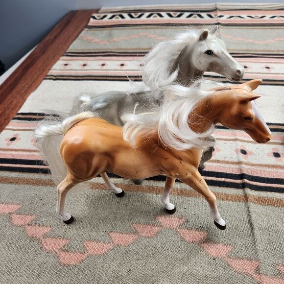 Vintage Horses Plastic Bundle Of 2 M.T.H.K 1990's - Picture 1 of 12